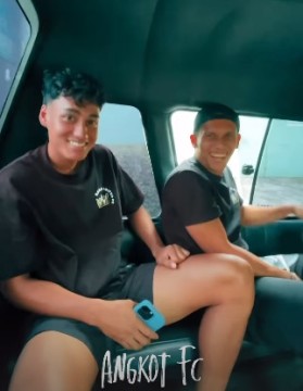 Rafael Struick naik angkot bareng pemain Dewa United lain. (Instagram @stefanolilipaly)